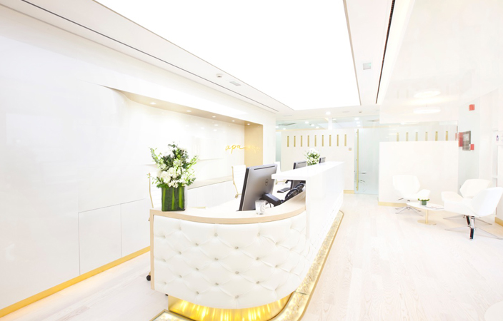 خاصّ، كلّ ما عليكِ معرفته عن تبييض الأسنان مع الطبيبين طارق وديفيد من عيادة أبا