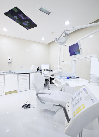 خاصّ، كلّ ما عليكِ معرفته عن تبييض الأسنان مع الطبيبين طارق وديفيد من عيادة أبا