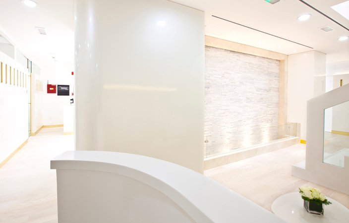 خاصّ، كلّ ما عليكِ معرفته عن تبييض الأسنان مع الطبيبين طارق وديفيد من عيادة أبا