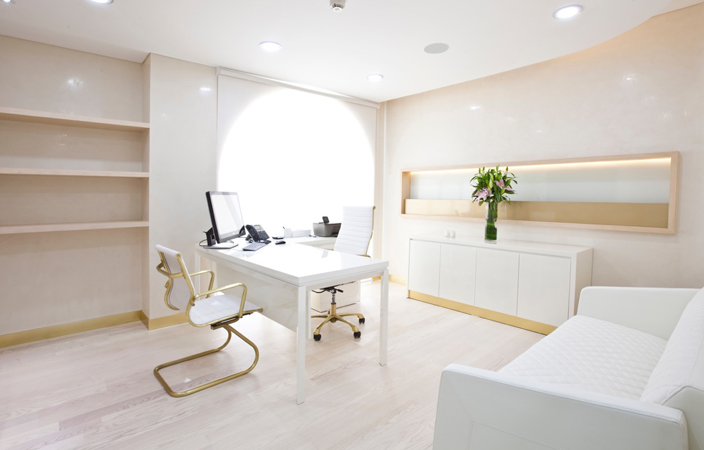 خاصّ، كلّ ما عليكِ معرفته عن تبييض الأسنان مع الطبيبين طارق وديفيد من عيادة أبا