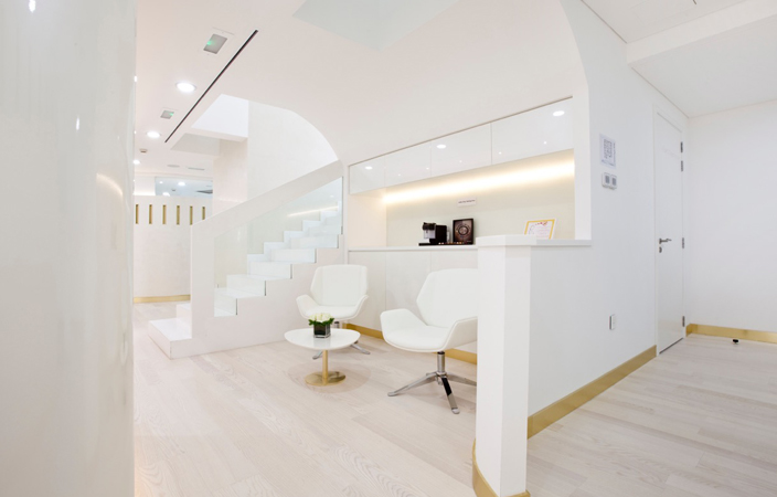 خاصّ، كلّ ما عليكِ معرفته عن تبييض الأسنان مع الطبيبين طارق وديفيد من عيادة أبا