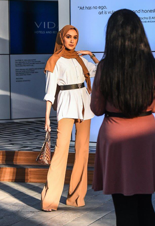زحمة إطلالات جميلة في شوارع دبي خلال فاشن فوروورد 2019