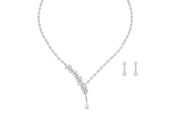 اختاري مجموعة Naughty or Nice من سواروفسكي لإطلالة متوهجة في موسم الأعياد