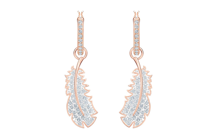 اختاري مجموعة Naughty or Nice من سواروفسكي لإطلالة متوهجة في موسم الأعياد