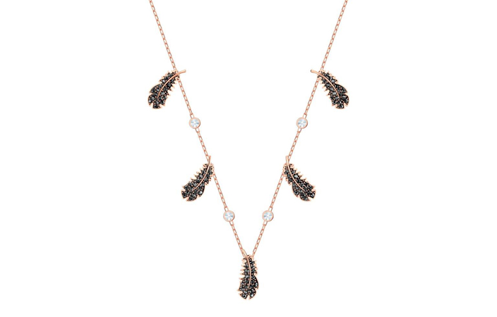 اختاري مجموعة Naughty or Nice من سواروفسكي لإطلالة متوهجة في موسم الأعياد