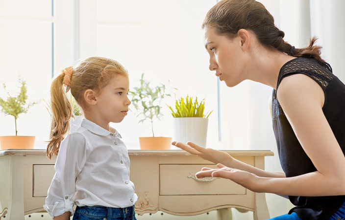 5 أشياء تفعلينها تدفع ابنك للابتعاد عنكِ