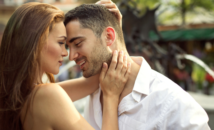 6 فوائد للمسة الزوجين... الثانية ستفاجئك بأهميتها!