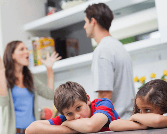 لهذه الأسباب.. لا تستمرّي في زواج تعيس من أجل أطفالك