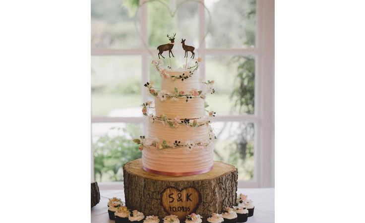 استوحي كعكة زفاف متميّزة لفرحك الشتوي