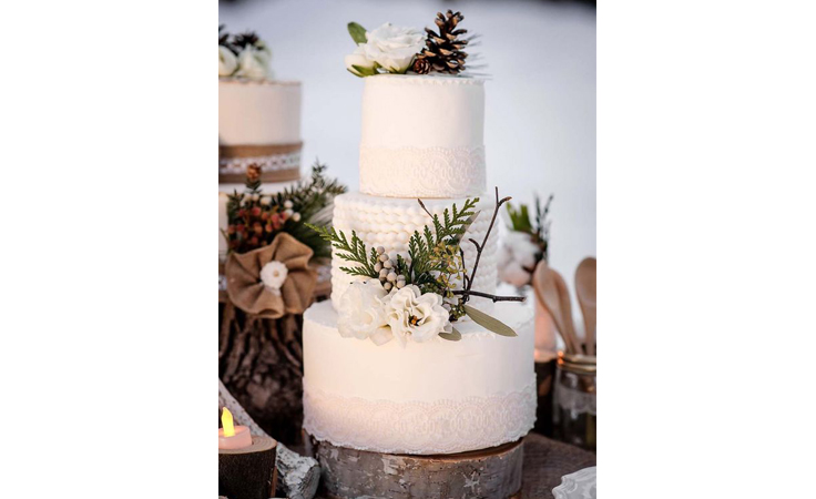 استوحي كعكة زفاف متميّزة لفرحك الشتوي
