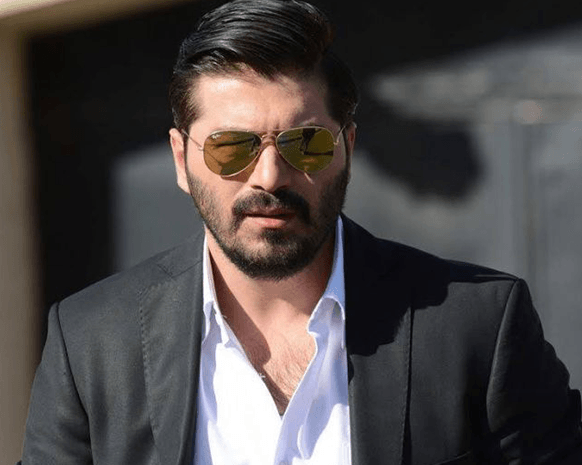 يزن السيد متّهم بالإخلال بالآداب العامة؛ فكيف يردّ؟