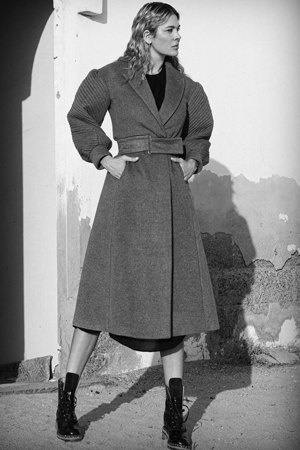 في عيد ميلادها.. نتعرّف إلى أسرار أناقة زويا صقر