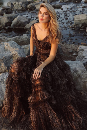 في عيد ميلادها.. نتعرّف إلى أسرار أناقة زويا صقر