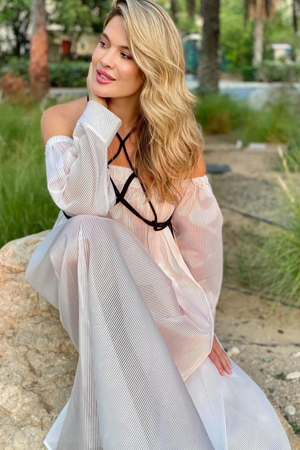 في عيد ميلادها.. نتعرّف إلى أسرار أناقة زويا صقر