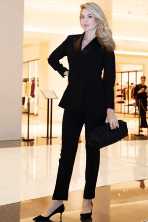 في عيد ميلادها.. نتعرّف إلى أسرار أناقة زويا صقر