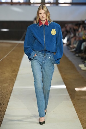 عرض ستيلا مكارتني يزاوج بين الموضة والطبيعة