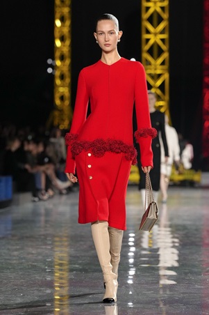 ماثيو بلازي يعيد رسم السيليويت لشانيل: الخصر ينخفض والأناقة تتحرر