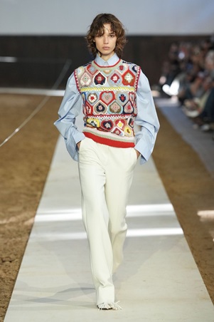 عرض ستيلا مكارتني يزاوج بين الموضة والطبيعة