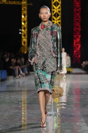 ماثيو بلازي يعيد رسم السيليويت لشانيل: الخصر ينخفض والأناقة تتحرر