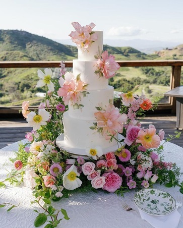 شاهدي أجمل كعكات الزفاف لموسم ربيع 2026