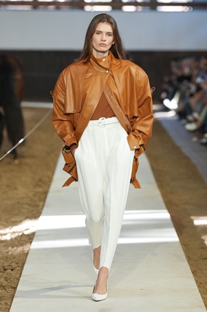 عرض ستيلا مكارتني يزاوج بين الموضة والطبيعة