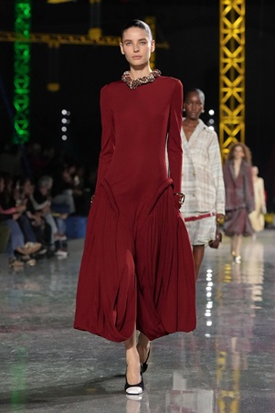 ماثيو بلازي يعيد رسم السيليويت لشانيل: الخصر ينخفض والأناقة تتحرر