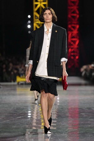 ماثيو بلازي يعيد رسم السيليويت لشانيل: الخصر ينخفض والأناقة تتحرر