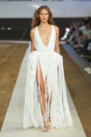 عرض ستيلا مكارتني يزاوج بين الموضة والطبيعة