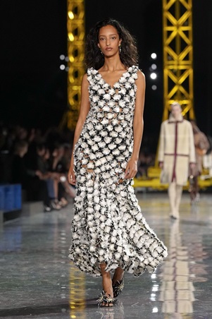 ماثيو بلازي يعيد رسم السيليويت لشانيل: الخصر ينخفض والأناقة تتحرر