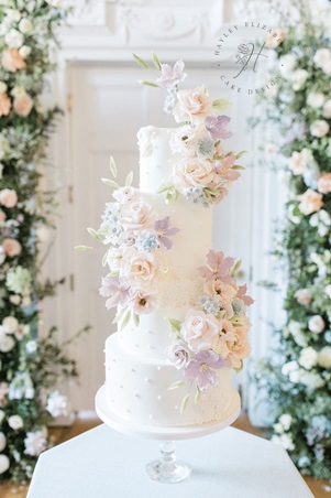 شاهدي أجمل كعكات الزفاف لموسم ربيع 2026