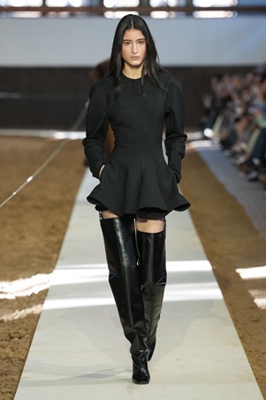 عرض ستيلا مكارتني يزاوج بين الموضة والطبيعة