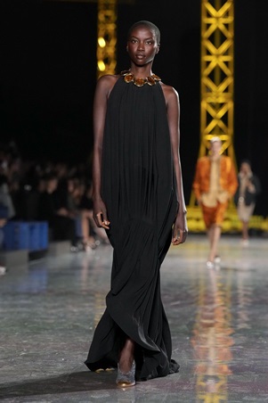 ماثيو بلازي يعيد رسم السيليويت لشانيل: الخصر ينخفض والأناقة تتحرر