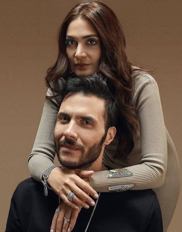 إشارة غير لائقة من أمير عيد تثير غضب الصحفيين في عزاء والد طليقته