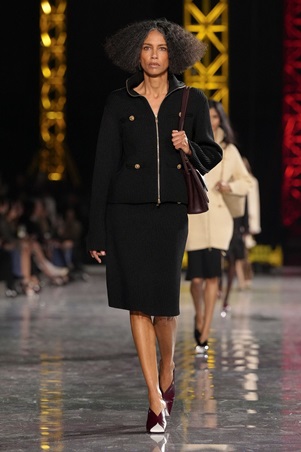 ماثيو بلازي يعيد رسم السيليويت لشانيل: الخصر ينخفض والأناقة تتحرر