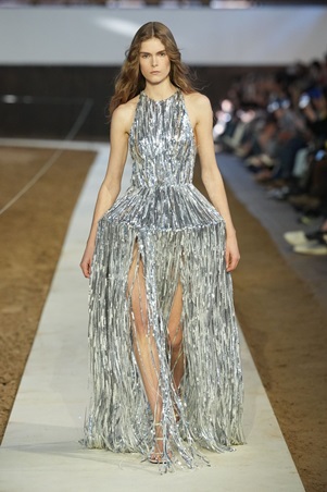 عرض ستيلا مكارتني يزاوج بين الموضة والطبيعة