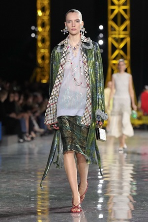 ماثيو بلازي يعيد رسم السيليويت لشانيل: الخصر ينخفض والأناقة تتحرر