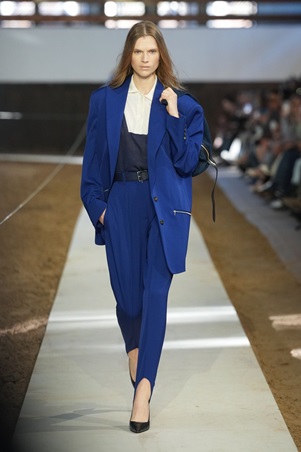 عرض ستيلا مكارتني يزاوج بين الموضة والطبيعة