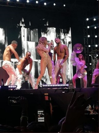 شاهدي احتفال المصريين بعيد ميلاد جينيفر لوبيز على المسرح