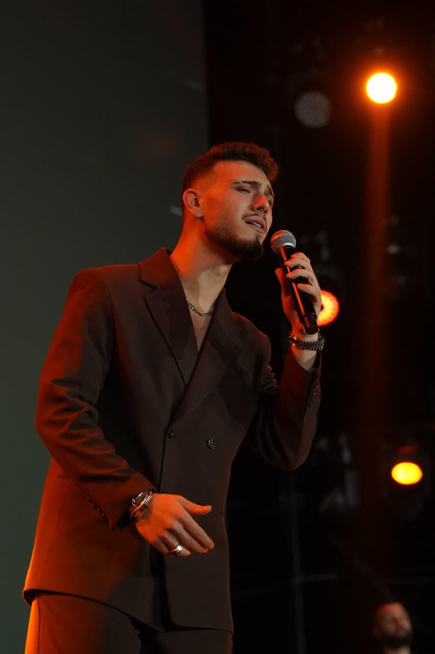 كامل العدد.. تامر حسني والشامي يشعلان حفلهما بمهرجان مراسي 