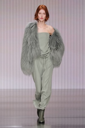 هدوء محسوب يرسم ملامح المرحلة الجديدة في عرض جورجيو أرماني