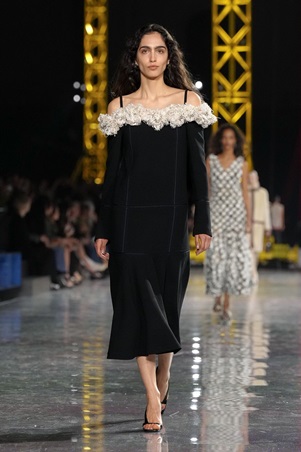 ماثيو بلازي يعيد رسم السيليويت لشانيل: الخصر ينخفض والأناقة تتحرر