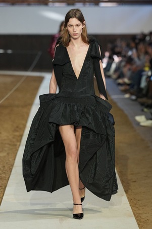 عرض ستيلا مكارتني يزاوج بين الموضة والطبيعة