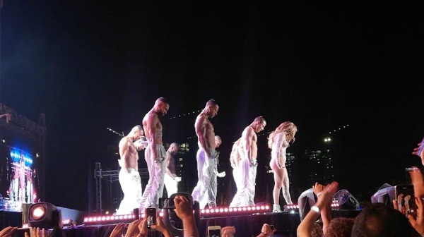 شاهدي احتفال المصريين بعيد ميلاد جينيفر لوبيز على المسرح