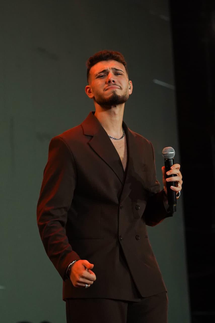 كامل العدد.. تامر حسني والشامي يشعلان حفلهما بمهرجان مراسي 