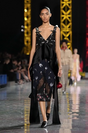 ماثيو بلازي يعيد رسم السيليويت لشانيل: الخصر ينخفض والأناقة تتحرر