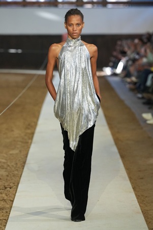 عرض ستيلا مكارتني يزاوج بين الموضة والطبيعة