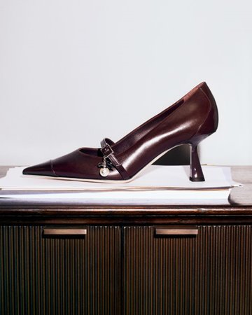 أناقتكِ في خريف 2025 تبدأ مع أحذية وحقائب Jimmy Choo