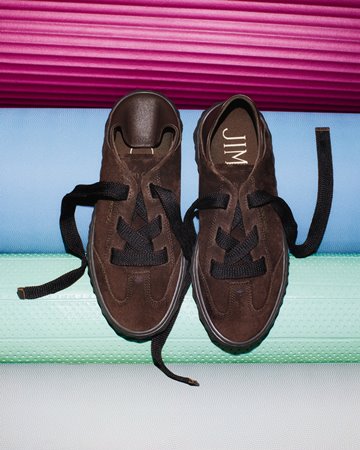 أناقتكِ في خريف 2025 تبدأ مع أحذية وحقائب Jimmy Choo