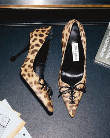 أناقتكِ في خريف 2025 تبدأ مع أحذية وحقائب Jimmy Choo