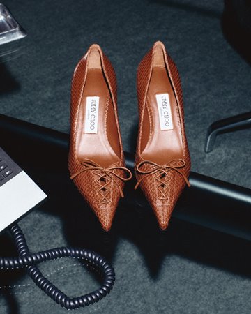 أناقتكِ في خريف 2025 تبدأ مع أحذية وحقائب Jimmy Choo